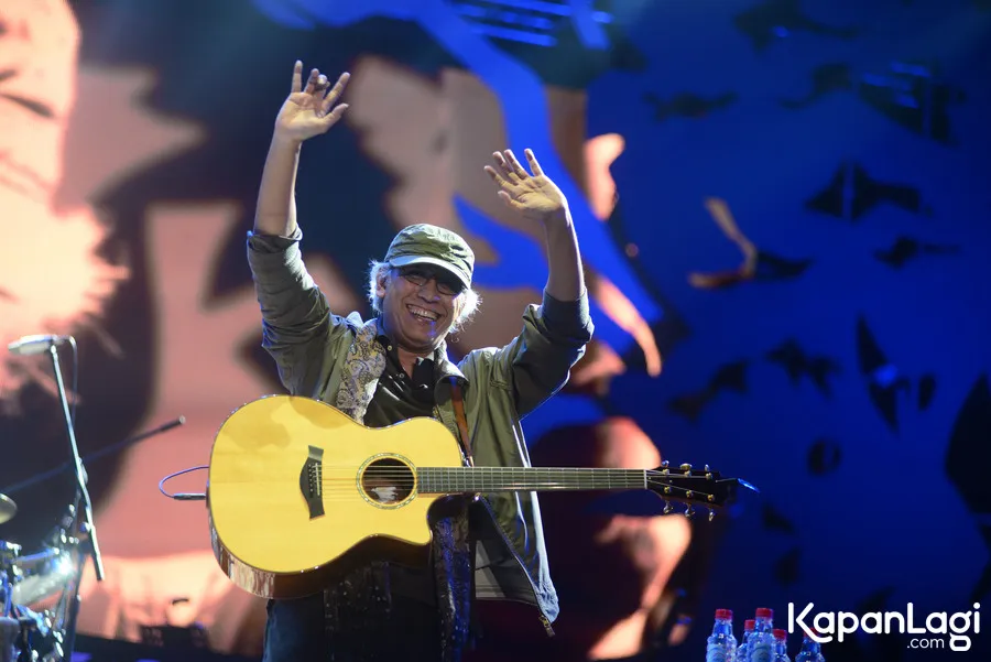 Iwan begitu bahagia di konsernya kali ini © Bayu Herdianto