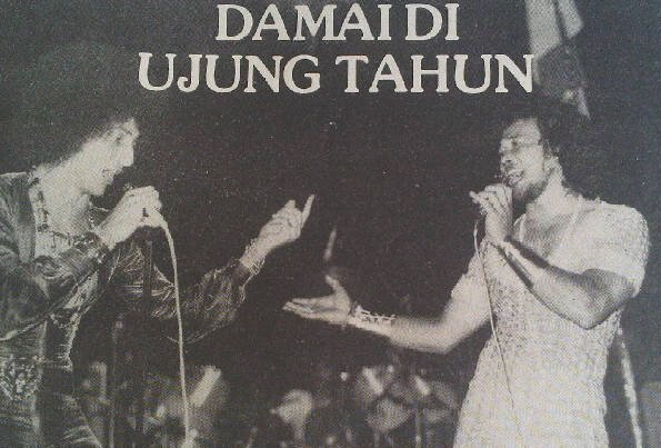 Iyek dan Rhoma berduet di atas panggung © Foto: Majalah Aktuil edisi 1978