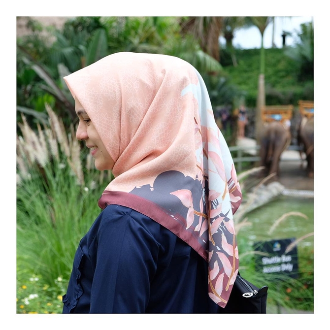 Hijab voal dengan motif dan pattern lebih soft (credit: instagram.com/missnyctagina)