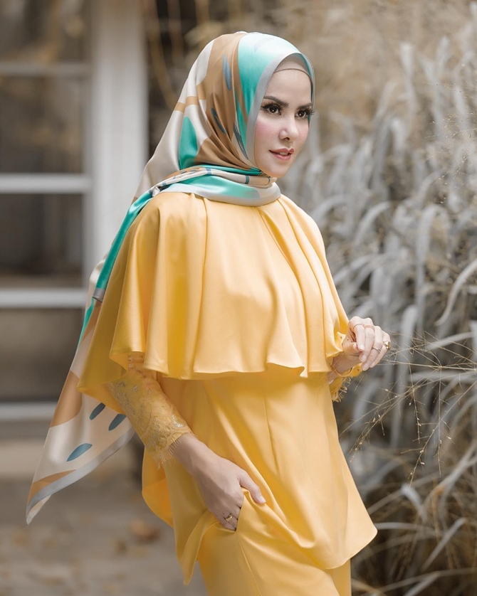 Printed Hijab lebih tonjolan warna terang (credit: instagram.com/angellelga)