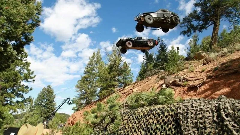 Adegan berbahaya dalam FAST AND FURIOUS 7 yang dilakukan oleh Jack Gill © Jack Gill