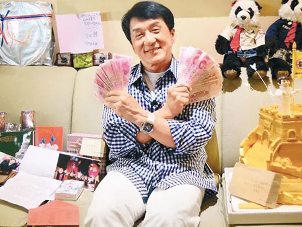 Jackie Chan yang ternyata dulunya nggak bisa memakai kartu credit. ©lollipo.sg