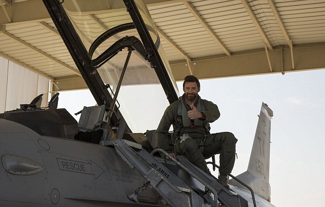 Hugh Jackman sesaat setelah terbang © dailymail.co.uk/8th Marine Corps District