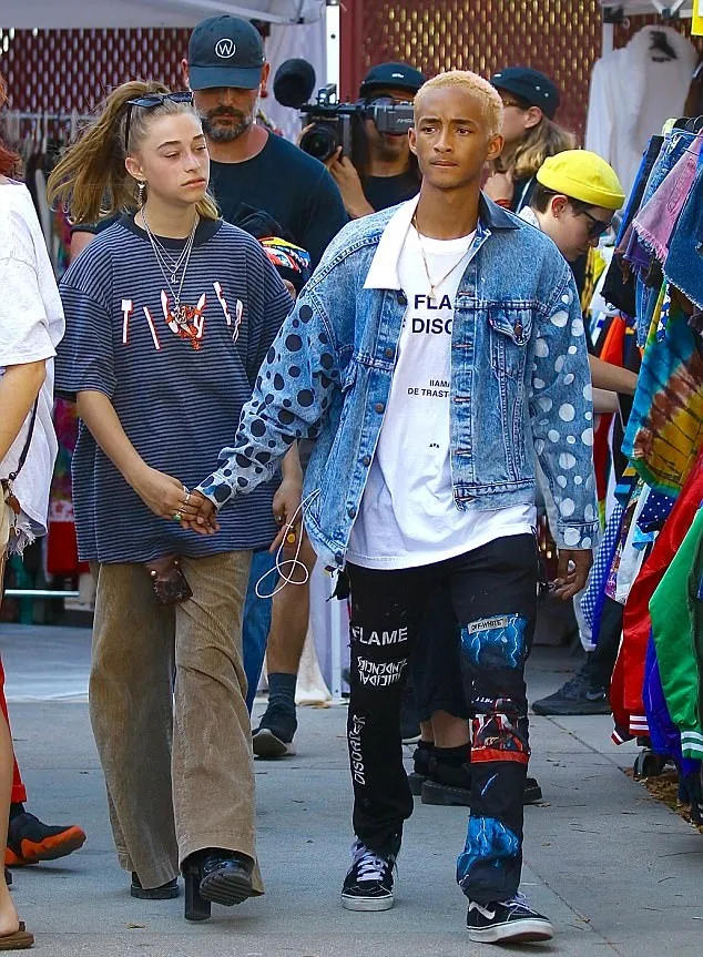 Odessa dan Jaden bergandengan tangan © via dialymail.co.uk