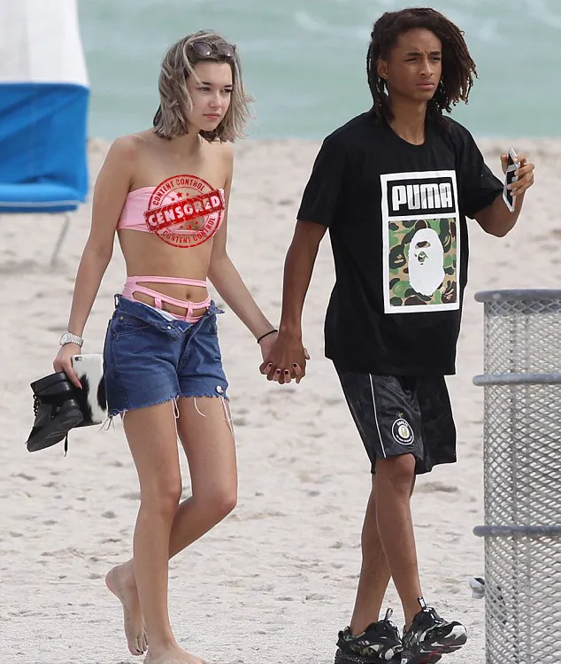 Sarah gandeng mesra Jaden © Splashnews.com