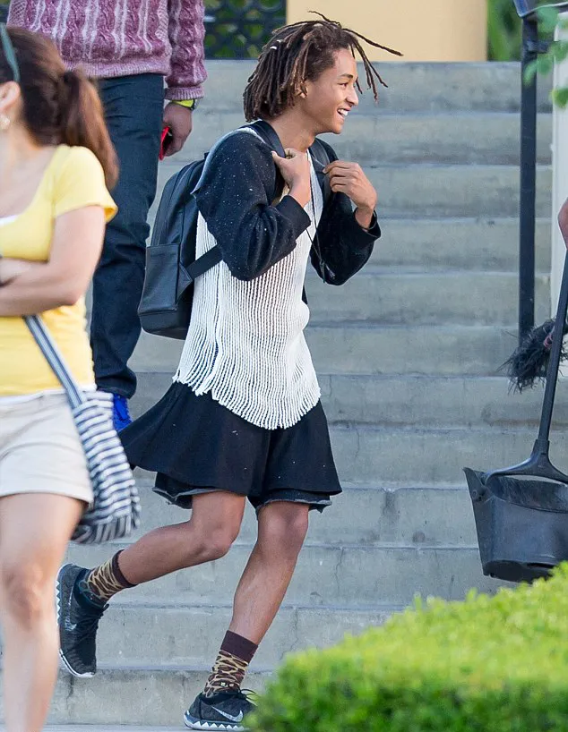 Jaden pakai dress wanita ©splashnews.com