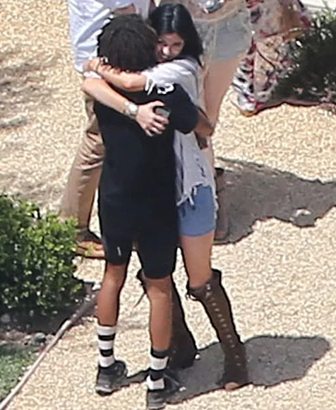 Jaden - Kylie pelukan mesra @ fameflynet.co.uk