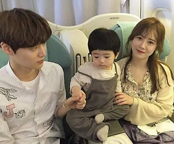 Ahn Jae Hyun dan Goo Hye Sun yang berfoto bareng seorang balita cute. ©allkpop.com