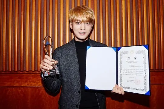 Jaejoong dengan penghargaannya. credit: allkpop