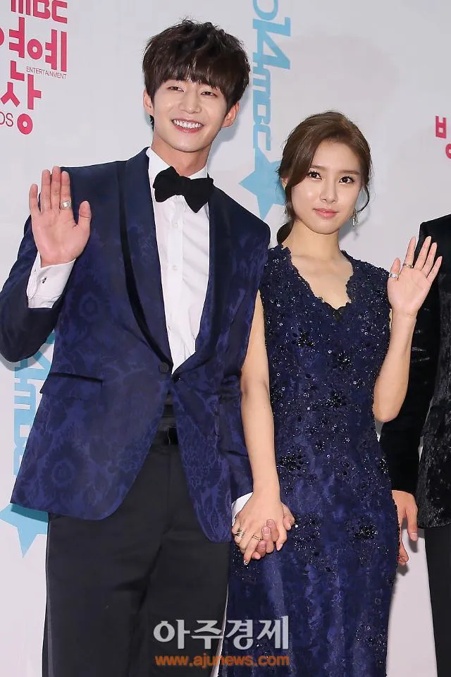 Song Jae Rim dan Kim So Eun yang memenangkan penghargaan Best Couple dalam MBC Entertainment Awards. foto: credit as tagged