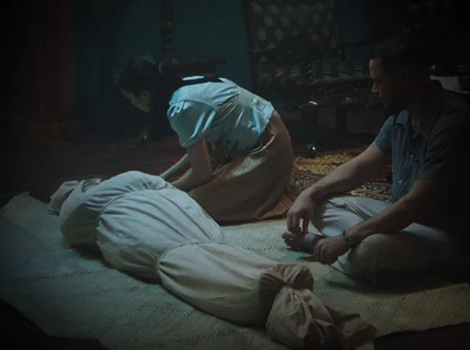 Kira-kira apa misteri yang disembunyikan keluarga ini? (Credit: Maxima Pictures)