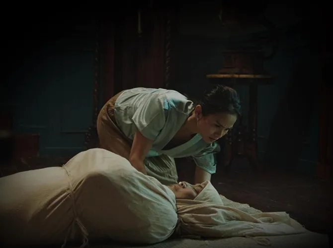 Teror dari hantu pocong mulai datang sesaat setelah Acha selesai mengurus jenazahnya. (Credit: Maxima Pictures)