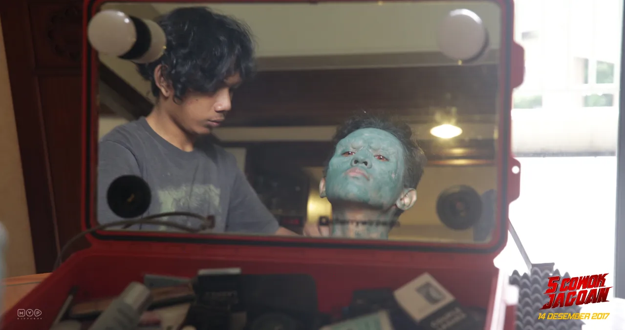 Cherry Wirawan menggunakan makeup dengan spesial effect untuk 5 COWOK JAGOAN. © Fam Pictures/Unbara Brothers Film
