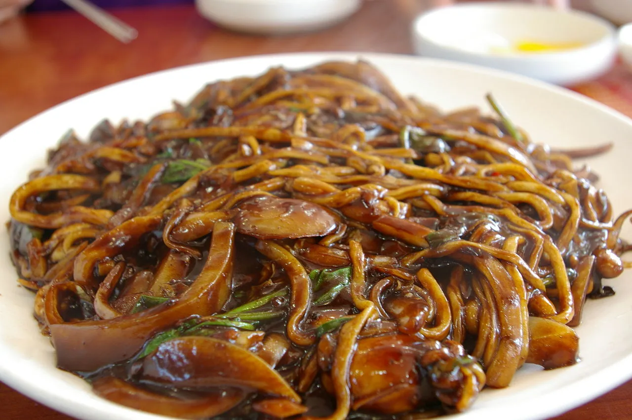 Inilah jajangmyeon yang biasa dimakan para jomblo Korea di Black Day, 14 April © wikipedia