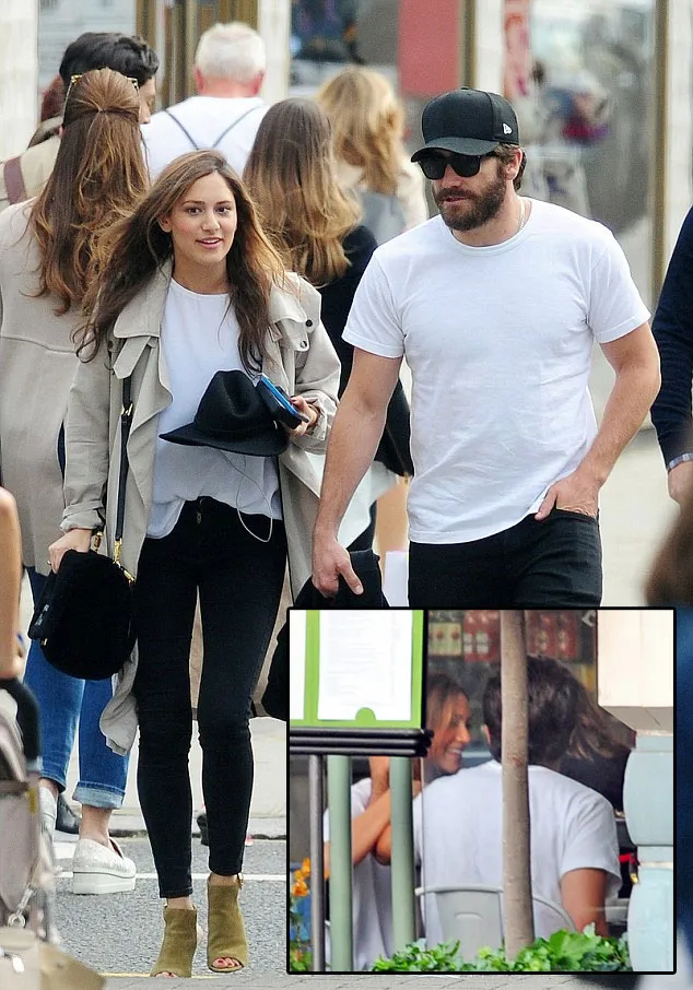 Jake terlihat mesra dengan seorang wanita misterius © Daily Mail