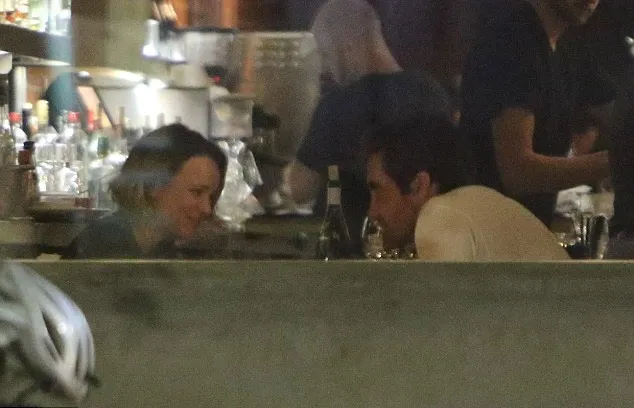 Jake Gyllenhaal dan Rachel McAdams makan malam bareng © dailymail
