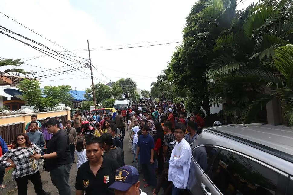 Jalan masuk rumah Olga Syahputra yang dipenuhi banyak warga. ©KapanLagi.com/Budy Santoso