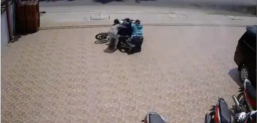 Dua orang wanita korban penjambretan berhasil menahan penjambret hingga tiba bantuan © Youtube.com/RedBorneo