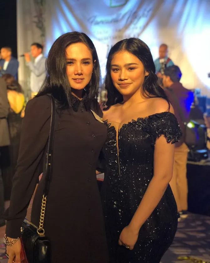 Mulan dan Tiara saat hadiri prom night (credit: instagram.com/mulanjameela1)