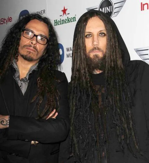 Brian 'Head' Welch (kanan) kembali manggung setelah beberapa hari pemulihan ©contactmusic