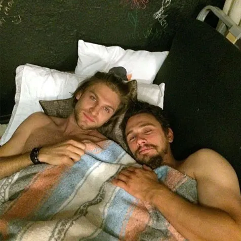 Foto selfie shirtless antara James Franco dan Keegan Allen @ instagram.com/jamesfrancotv