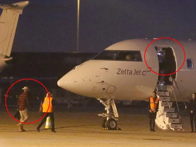 Jamie dan Katie tertangkap kamera di bandara © via dialymail.co.uk