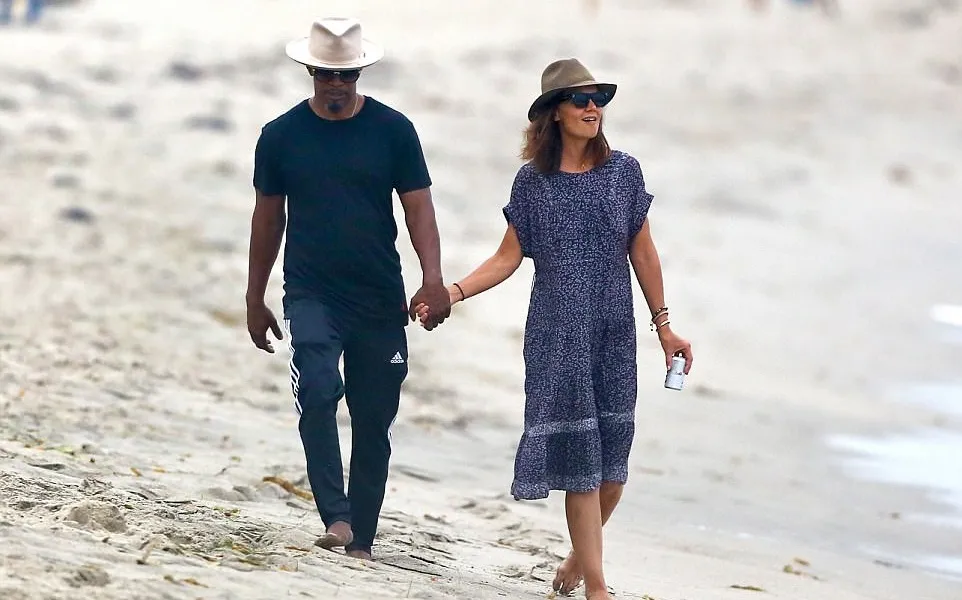 Jamie Foxx & Katie Holmes tertangkap kamera mesra © dailymail.co.uk