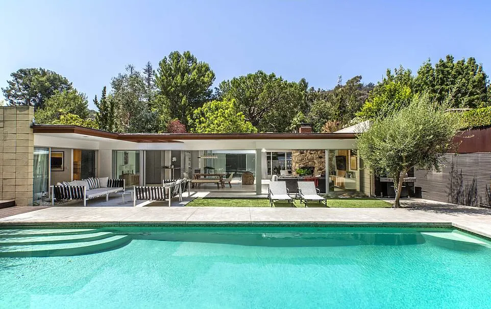 Rumah Jamie yang baru saja dijual © THE AGENCY/TNI PRESS LTD via dailymail.co.uk