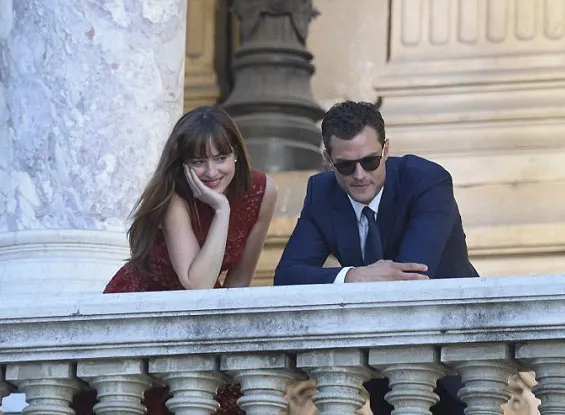 Dakota Johnson dan Jamie Dornan saat syuting sequel 50 SAHDES OF GREY di Paris. ©Xposurephotos.com via dailymail.co.uk