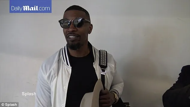 Inilah momen awkward saat Jamie mencoba menyembunyikan status hubungannya dengan Katie © Splash/dailymail.co.uk