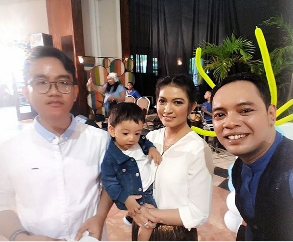 Jan saat berfoto dengan ayah dan Ibunya bersama seorang personel Band Legato © instagram.com/puguh_legato