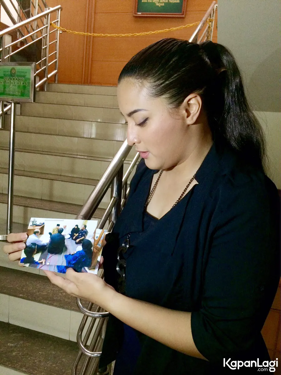 Jane tunjukkan bukti pernikahannya dengan Didi/©KapanLagi.com®/Sahal Fadhli