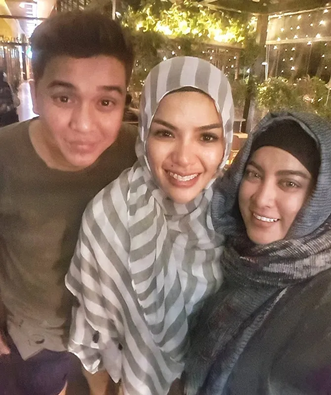 Jane Shalimar senang dengan keputusan Nikita untuk berhijab. (Credit: Instagram/jshaz26)
