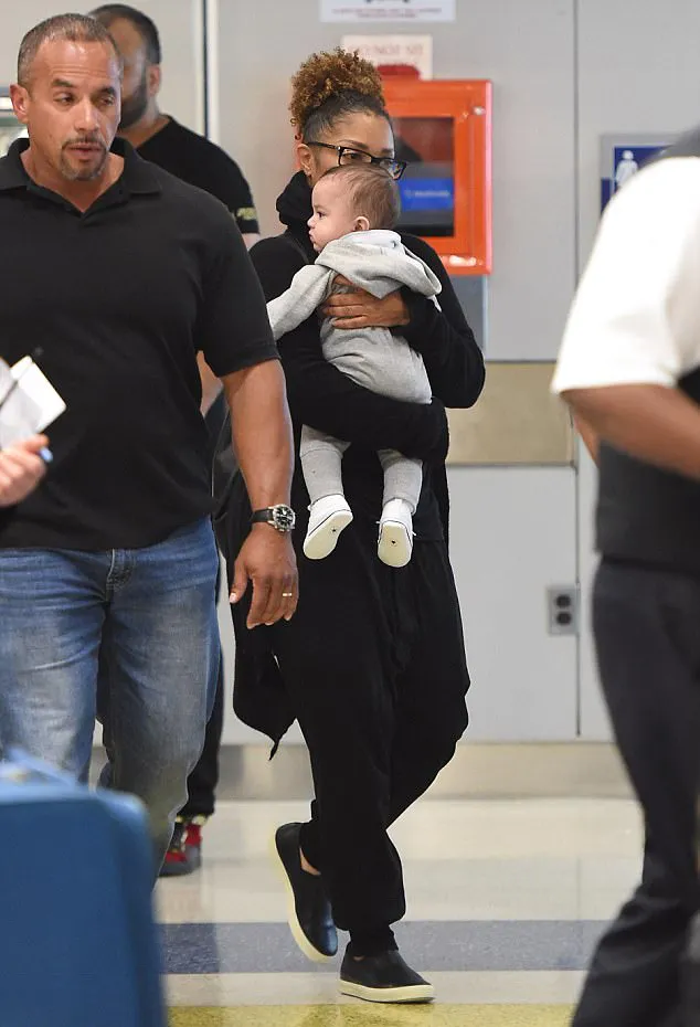 Sementara itu, Janet berdandan santai dan tanpa makeup © dailymail.co.uk