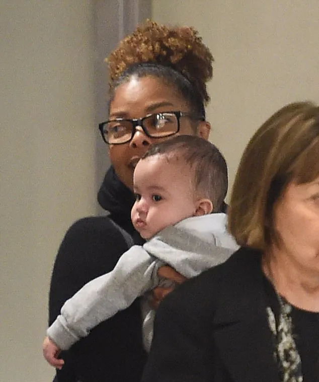 Wajah ganteng Baby Eissa benar-benar mirip sang ayah © dailymail.co.uk