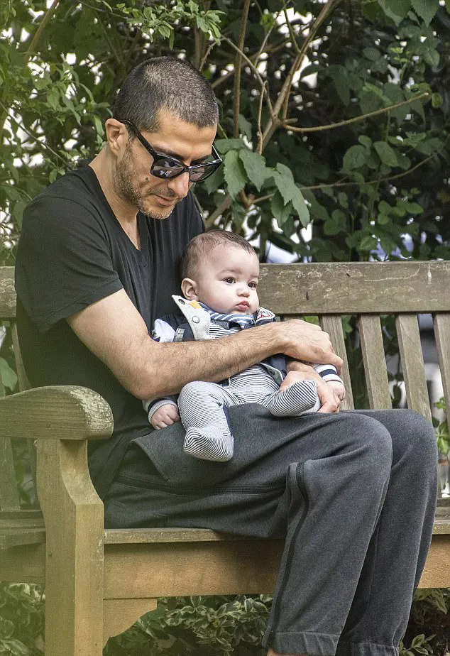 Sebelumnya Eissa juga sempat diasuh sang ayah © dailymail.co.uk