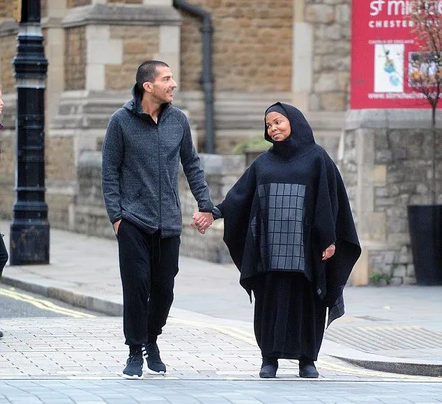 Janet hamil tua dan pakai hijab © dailymail.co.uk