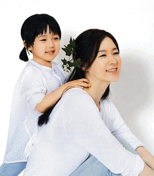 Lee Young Ae dan putrinya yang cute banget. ©hancinema.net