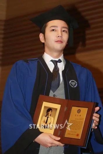 Jang Geun Suk saat menghadiri upacara wisuda di Universitas Hanyang @soompi.com