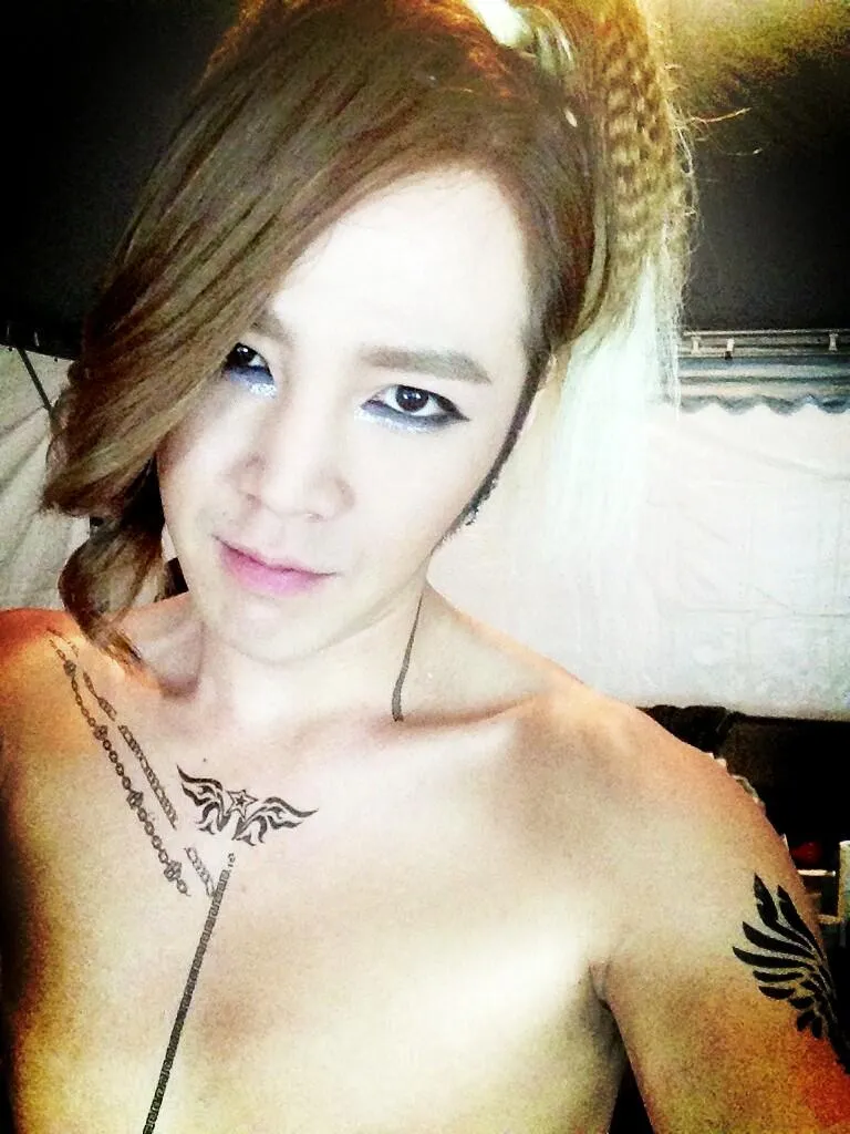 Berfoto topless, Jang Geun Suk tampak powerful ©soompi.com