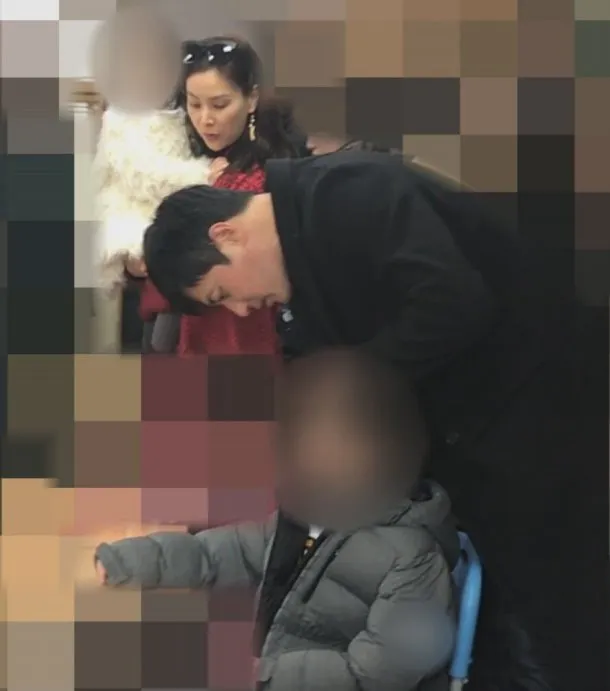 Jang Dong Gun dan Ko So Young diungkapkan juga mengobrol dengan orangtua murid lainnya. ©allkpop.com