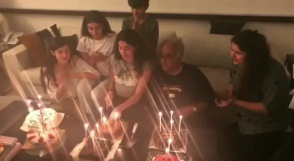 Boney memastikan Janhvi tersenyum di hari bahagianya ©pinkvilla