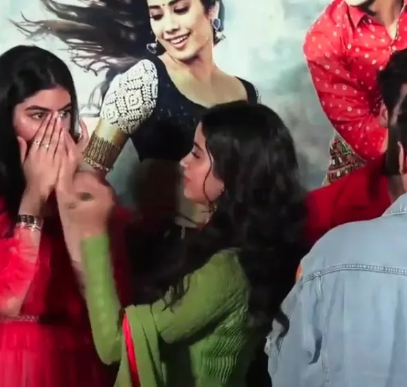 Khushi Kapoor menangis usai lihat trailer film perdana Janhvi Kapoor ©instagram/manav.manglani