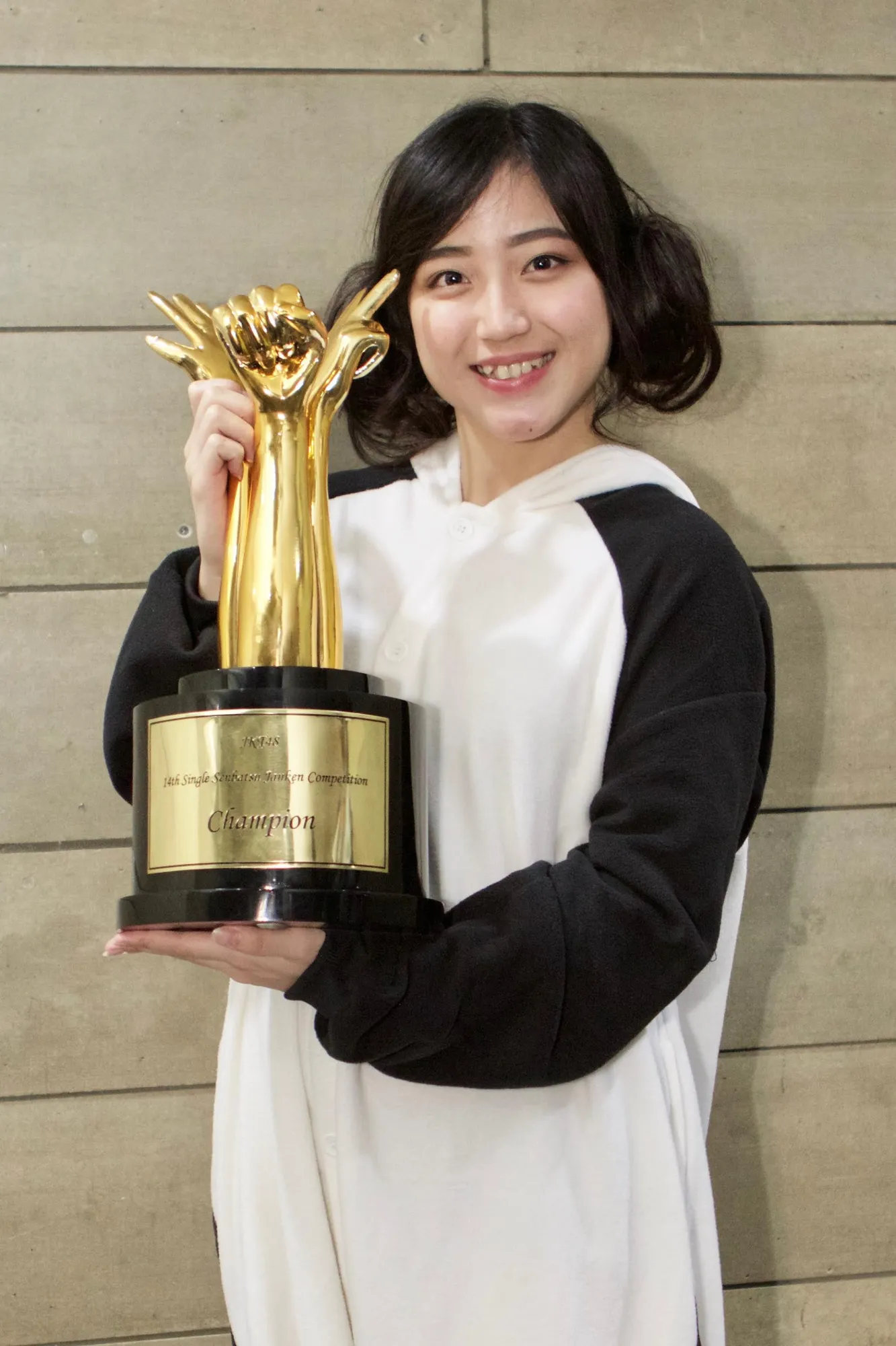 Sinka bersama piala Janken Competition © KapanLagi.com/Djoko Poerwanto