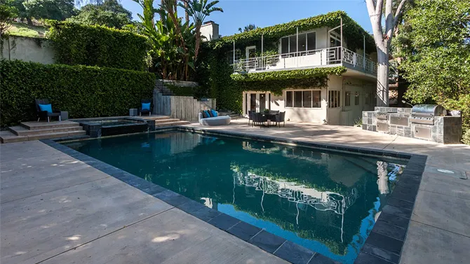 Bekas Rumah Jared Leto diberi Cara dan Poppy Delevingne © Variety