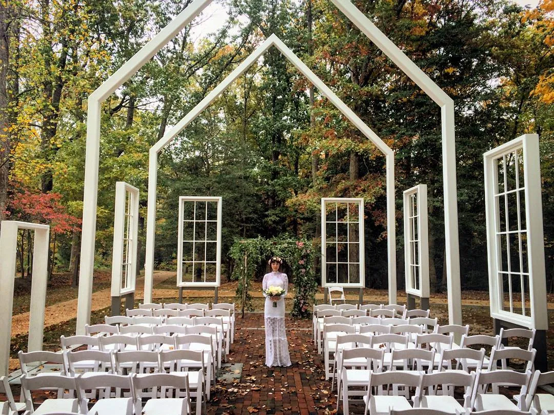 Berada di tengah hutan dan gereja terbuka yang cantik, perempuan ini calon istri Jason Mraz? © Instagram.com/jason_mraz/