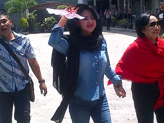 Dewi Perssik di TPS Rutan Pondok Bambu @ KapanLagi.com/Mathias