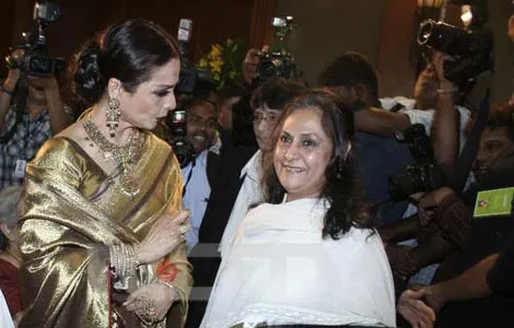Rekha memakai sindoor untuk Amitabh? Bagaimana perasaan Jaya ya? @movies.ndtv.com