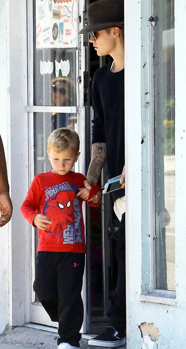 Justin Bieber mengasuh adiknya © Daily Mail