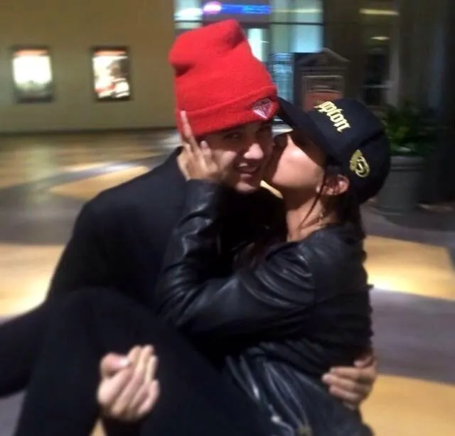 Selena cium Justin @ istimewa